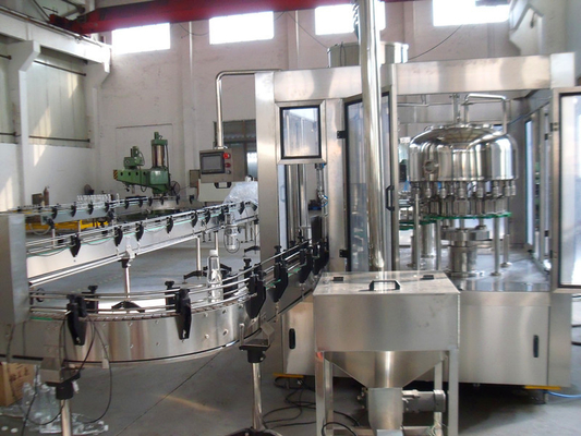 Planta de relleno de la bebida automática llena, cadena de producción de relleno líquida con control del PLC