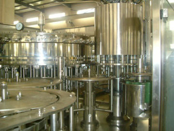 Maquinaria plástica de alta velocidad del embotellado, cadena de producción de relleno del agua de soda con control del PLC