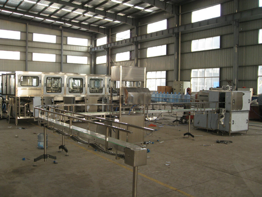 Máquina de rellenar del agua automática de 5 galones que aclara el equipo de relleno y de aislamiento 5KW
