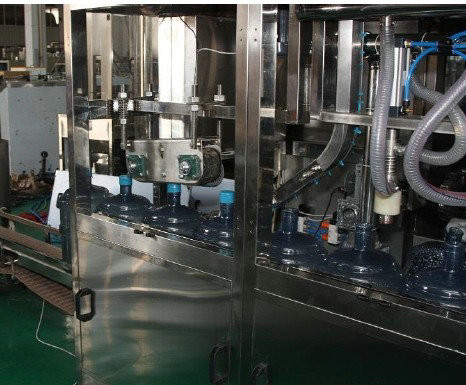 Máquina de rellenar del agua mineral de 3 galones, maquinaria de relleno plástica del barril del ANIMAL DOMÉSTICO con control del PLC
