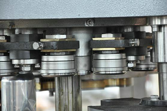 Las bebidas líquidas pueden la máquina de relleno del lacre con el material del acero inoxidable, presión normal